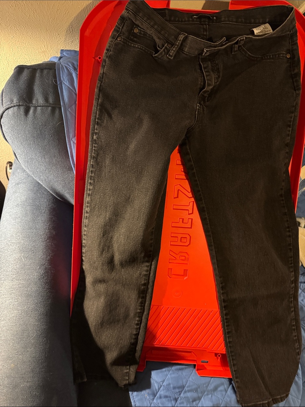 Men's Black Relaxed Fit Jeans by Lee. Sz. 28-30 W. 30 L.